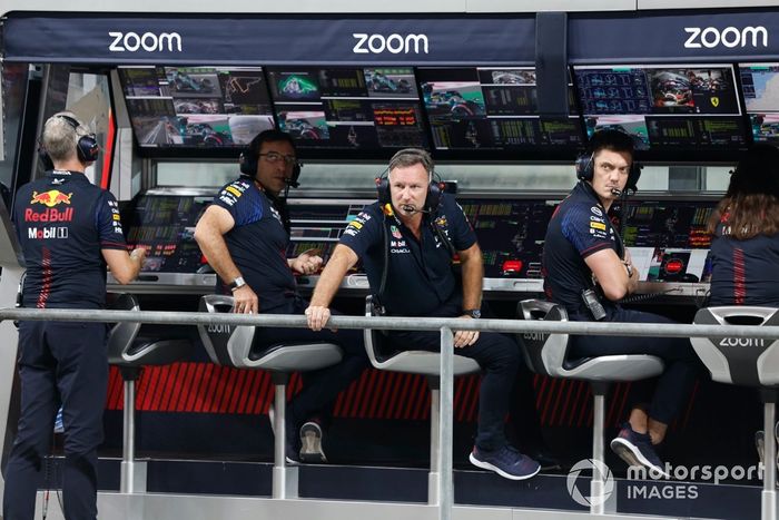 Christian Horner, Team Principal, Red Bull Racing, el equipo Red Bull Racing en el muro de boxes.