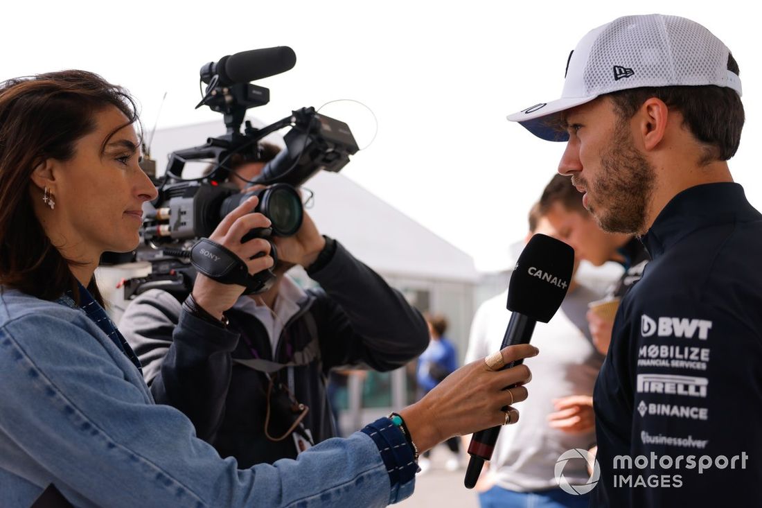 Pierre Gasly, da Alpine F1 Team, fala com Margot Laffite dos media