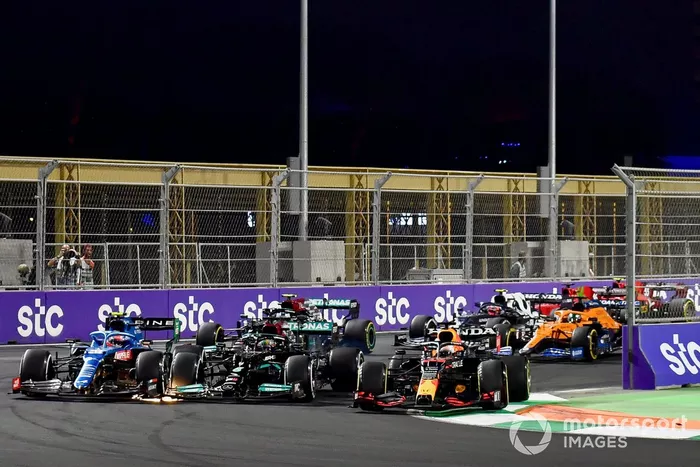 Max Verstappen, Red Bull Racing RB16B, Esteban Ocon, Alpine A521, Lewis Hamilton, Mercedes W12