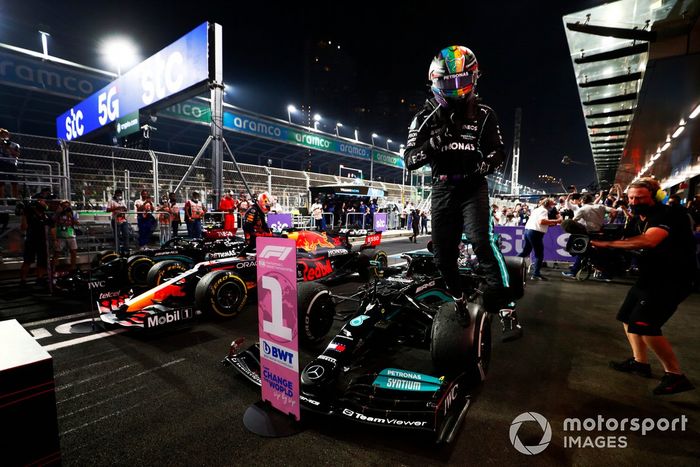 Lewis Hamilton, Mercedes, 1ª posición, celebra su llegada al Parc Ferme
