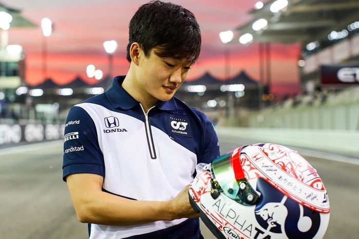 Casco de Yuki Tsunoda, AlphaTauri