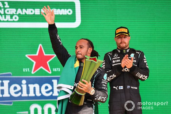Podio: ganador Lewis Hamilton, Mercedes,