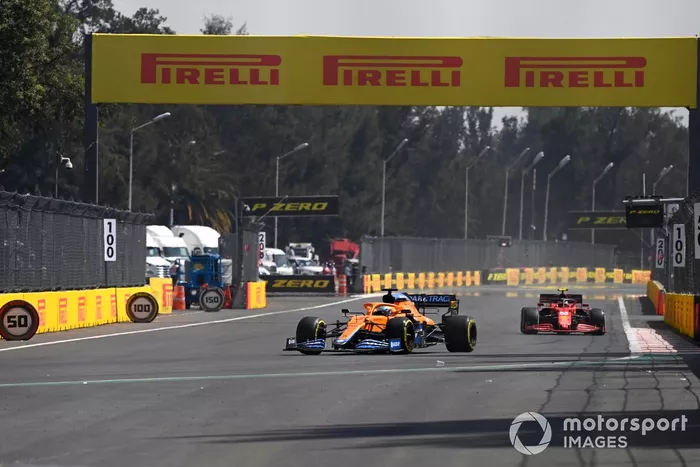 Daniel Ricciardo, McLaren MCL35M, Carlos Sainz Jr., Ferrari SF21