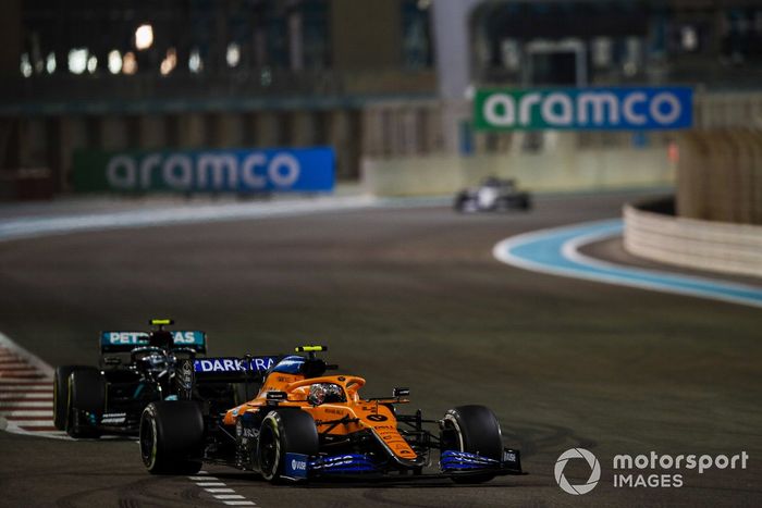Lando Norris, McLaren MCL35, Valtteri Bottas, Mercedes F1 W11