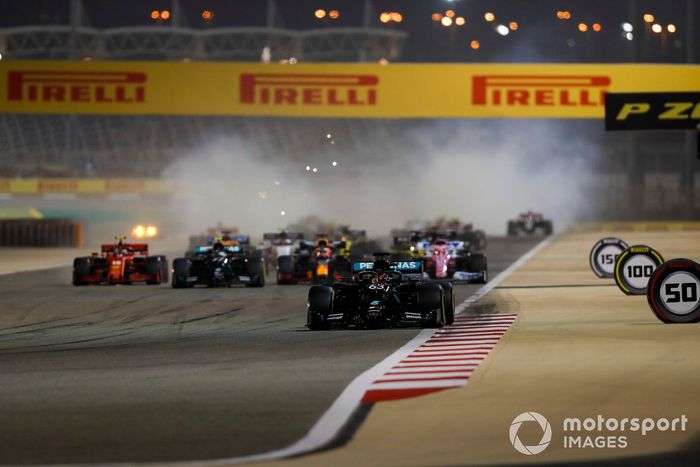 George Russell, Mercedes F1 W11, Sergio Pérez, Racing Point RP20, Max Verstappen, Red Bull Racing RB16, Valtteri Bottas, Mercedes F1 W11, Charles Leclerc, Ferrari SF1000, al inicio