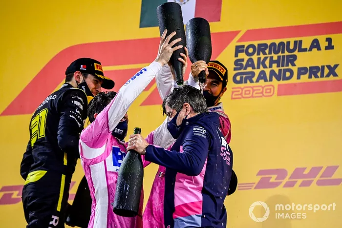Podio: ganador de la carrera Sergio Pérez, Racing Point, segundo lugar Esteban Ocon, Renault F1, tercer lugar Lance Stroll, Racing Point, y Andy Stevenson, Director Deportivo, Racing Point