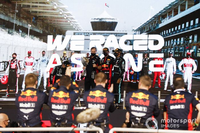 Podio: segundo lugar Valtteri Bottas, Mercedes-AMG F1, Paul Monaghan, Ingeniero Jefe de Red Bull Racing, ganador Max Verstappen, Red Bull Racing, y tercer lugar Lewis Hamilton, Mercedes-AMG F1