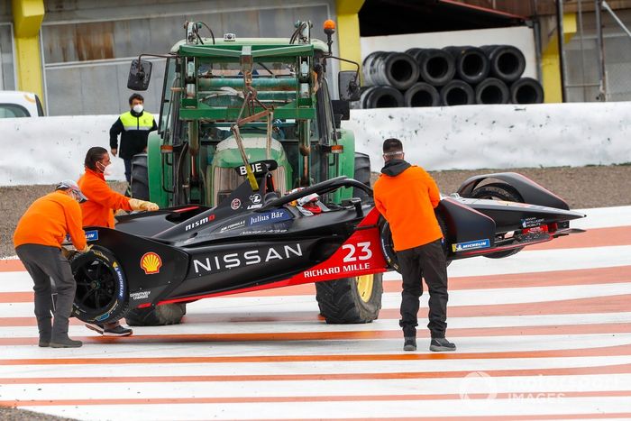 El coche de Sébastien Buemi, Nissan e.Dams, Nissan IMO2, recuperado por la grúa