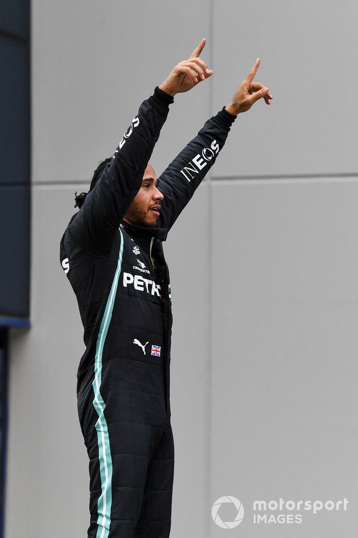 Lewis Hamilton, Mercedes-AMG F1, celebra en Parc Ferme después de asegurar su séptimo campeonato mundial