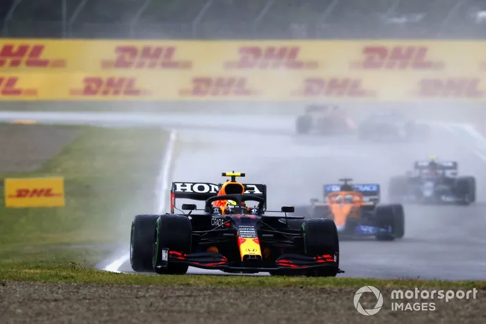Sergio Pérez, Red Bull Racing RB16B, Daniel Ricciardo, McLaren MCL35M