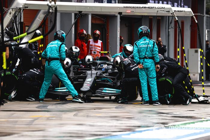 Valtteri Bottas, Mercedes W12 pit stop