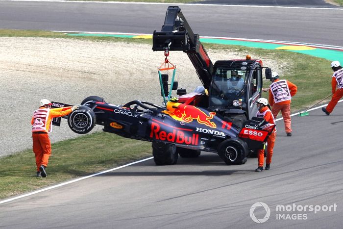 Oficiales remueven el monoplaza de Sergio Pérez, Red Bull Racing RB16B después de chocar