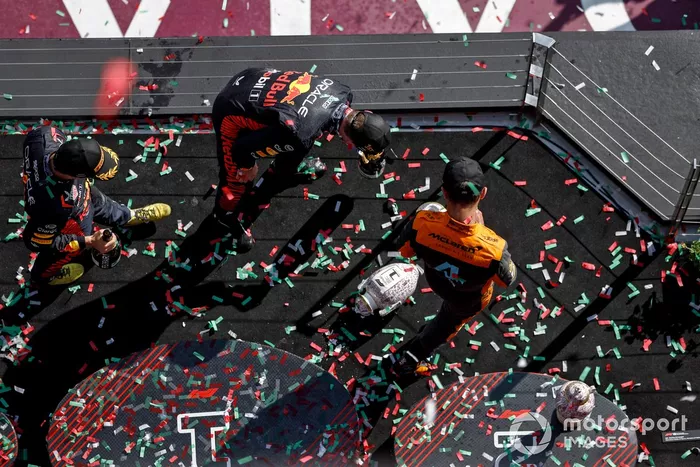Sergio Pérez, Red Bull Racing, 3ª posición, Max Verstappen, Red Bull Racing, 1ª posición, Lando Norris, McLaren, 2ª posición, en el podio.