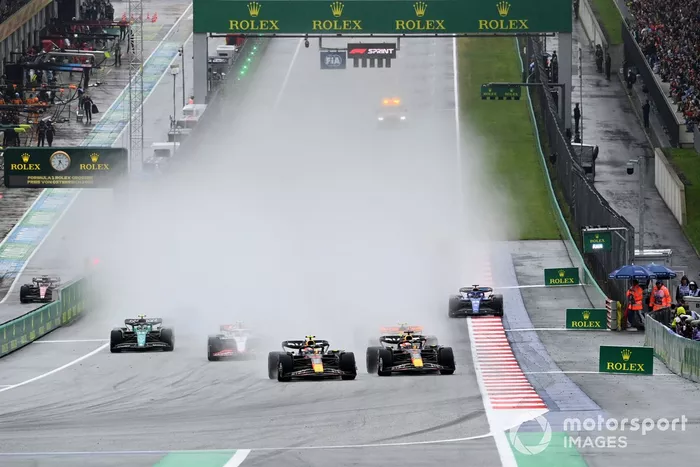 Max Verstappen, Red Bull Racing RB19, Sergio Pérez, Red Bull Racing RB19, Nico Hulkenberg, Haas VF-23, Lando Norris, McLaren MCL60, el resto de la parrilla en la salida del Sprint.