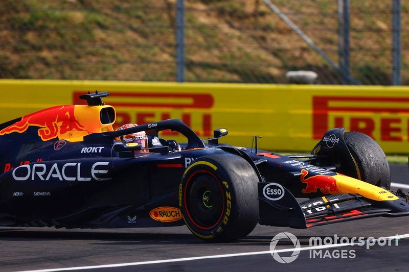 Max Verstappen, Red Bull Racing RB20, récupère après être entré en collision avec Lewis Hamilton, Mercedes F1 W15.