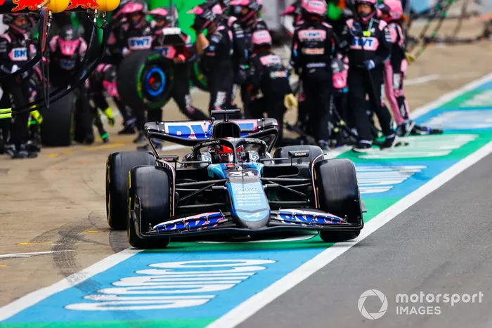Esteban Ocon, Alpine A524, quitte les stands après un arrêt