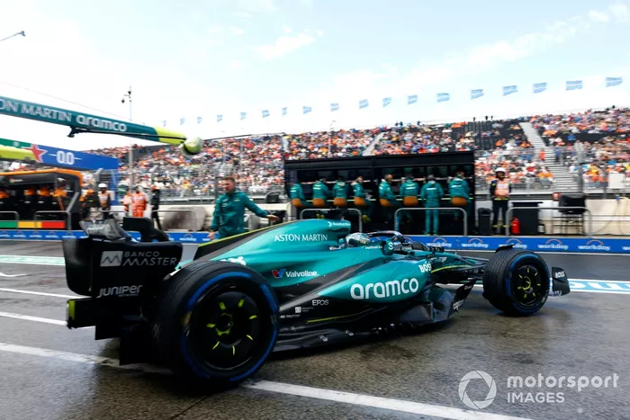 Lance Stroll, Aston Martin AMR24, sale del garaje