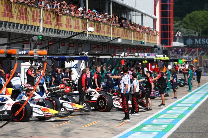 Los mecánicos guían a los pilotos hasta el pitlane