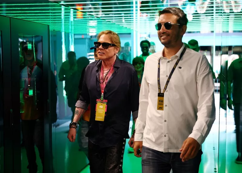 Axl Rose visite le garage de l'Aston Martin F1 Team.