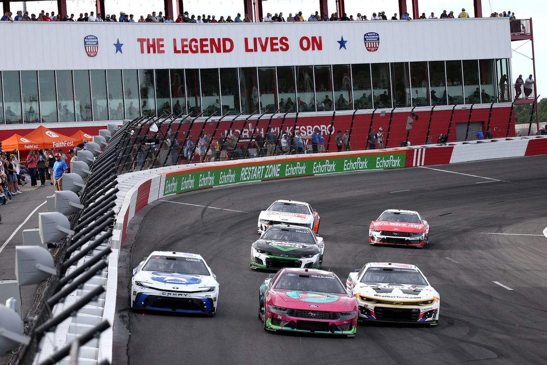Ty Gibbs, Joe Gibbs Racing Toyota, Todd Gilliland, Front Row Motorsports Ford