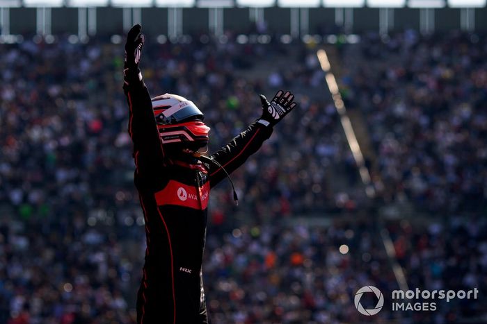 Jake Dennis, Andretti Autosport, Porsche 99 X Electric Gen3, 1ª posición, celebra tras la carrera
