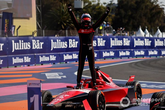 Jake Dennis, Andretti Autosport, celebra al final de la carrera