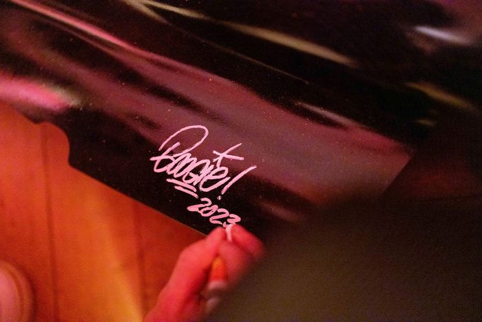 Presentación del Alfa Romeo F1 Team Stake x BOOGIE art car