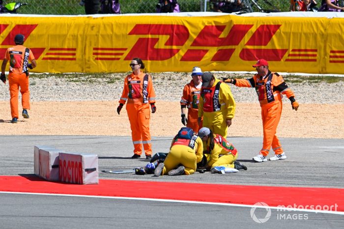 Miguel Oliveira, RNF MotoGP Racing es atendido en la pista 