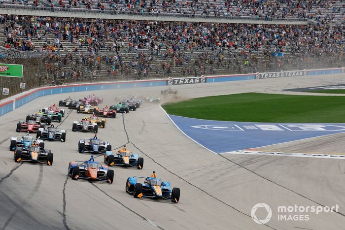 Felix Rosenqvist, Arrow McLaren Chevrolet leads at the start