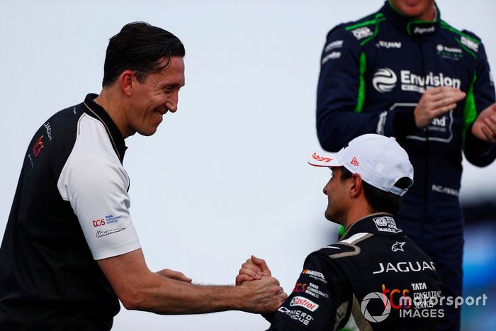 James Barclay, director del equipo Jaguar TCS Racing, Mitch Evans, Jaguar Racing , 1ª posición, se felicitan mutuamente en el podio