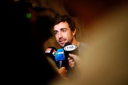 Fernando Alonso habla con los medios sobre la carrera en 2017 de las 500 millas de Indianápolis en u