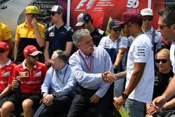 Chase Carey, Director Ejecutivo y Presidente Ejecutivo de Formula One Group Y Lewis Hamilton, Merced