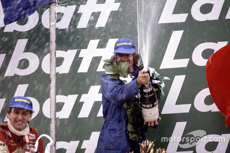 Podium : le vainqueur Jacques Laffite, Ligier JS17-Matra et le second John Watson, McLaren MP4/1-Ford Cosworth