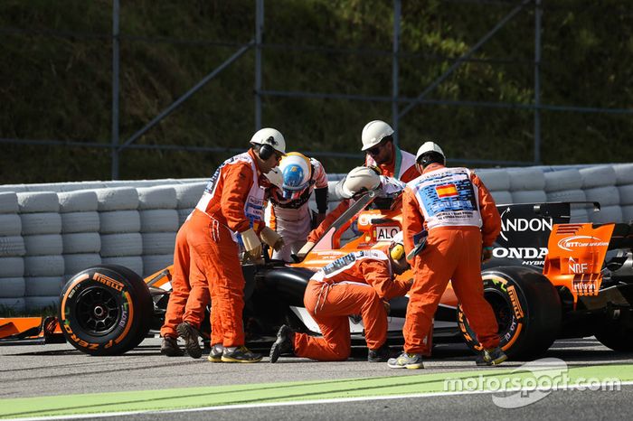 Fernando Alonso, McLaren MCL32 se queda parado en la FP1