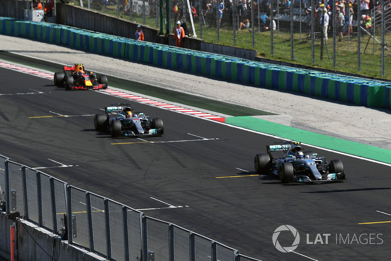 Valtteri Bottas, Mercedes-Benz F1 W08 Hybrid and Lewis Hamilton, Mercedes-Benz F1 W08 Hybrid cross the line