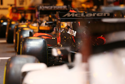 Een McLaren F1-bolide op de stand van F1 Racing