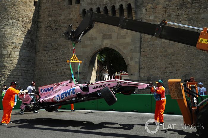 El coche de Sergio Pérez, Sahara Force India VJM10 es retirado por oficiales de pista