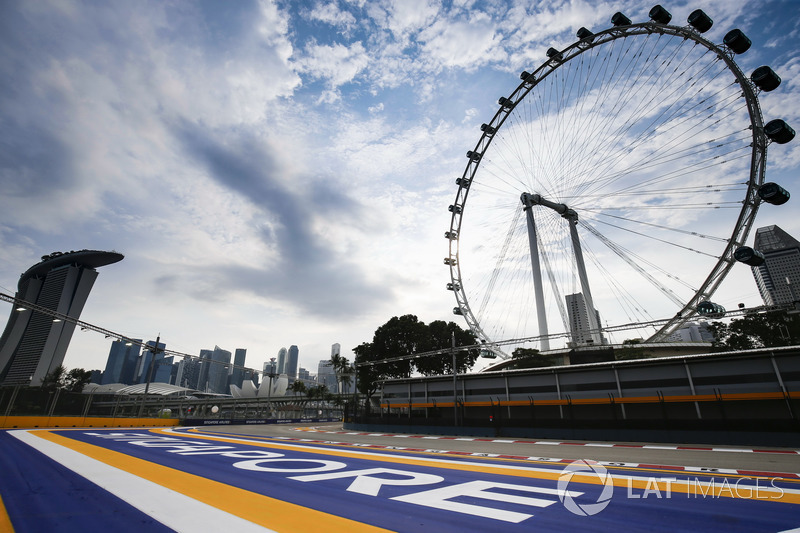 Der Singapore Flyer über der letzten Kurve