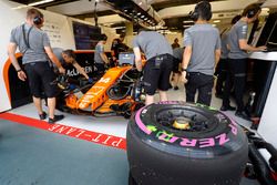 Neumáticos listos para Fernando Alonso, McLaren MCL32, fuera del garaje de McLaren