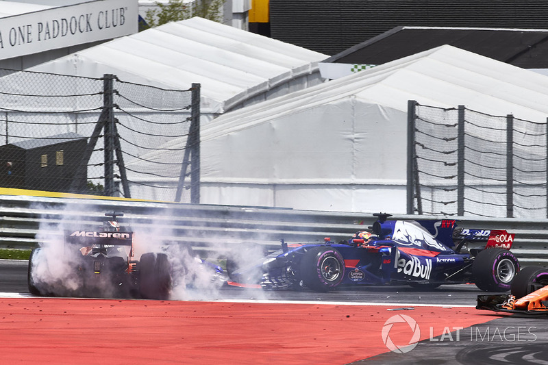 Kollision: Daniil Kvyat, Scuderia Toro Rosso STR12, Fernando Alonso, McLaren MCL32, Max Verstappen, 