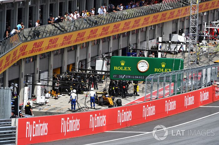 Jolyon Palmer, Renault Sport F1 Team RS17 pit stop