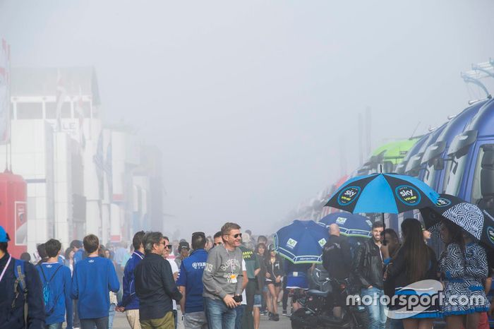 Paddock Motorland cubierto de niebla