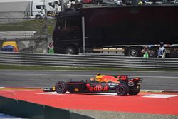 Max Verstappen, Red Bull Racing RB13 collieded