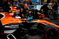 Stoffel Vandoorne, McLaren, y Fernando Alonso, McLaren