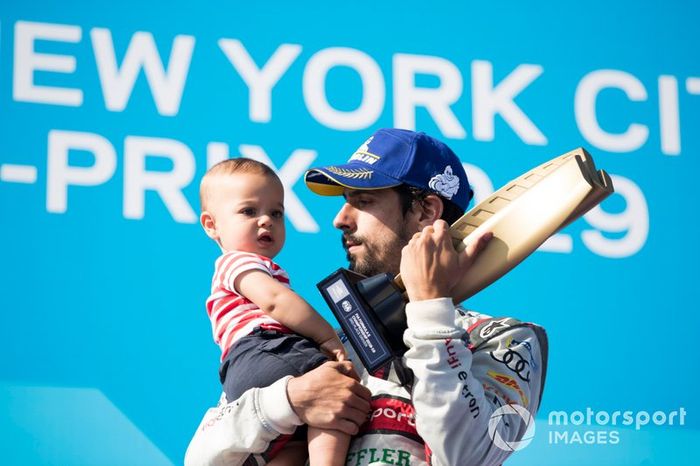 Lucas Di Grassi, Audi Sport ABT Schaeffler, celebra com o filho Leonardo