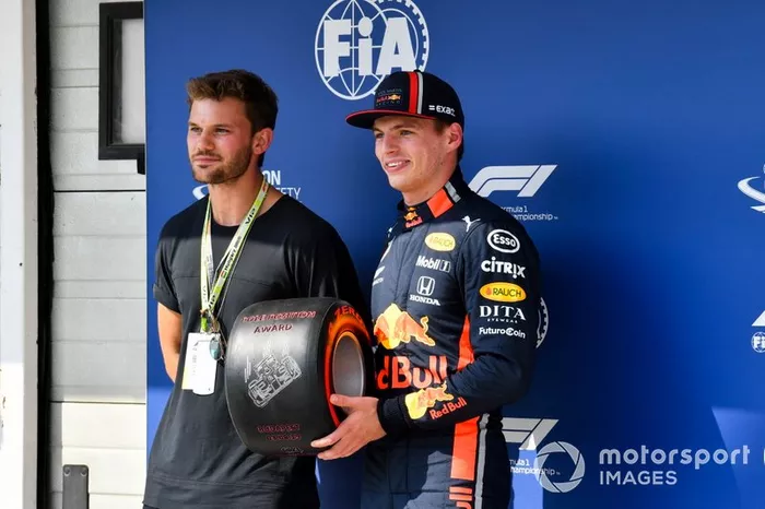 Max Verstappen, Red Bull Racing, recibe el premio Pirelli Pole Position Award