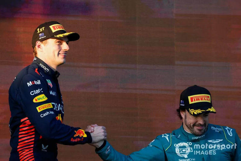 Max Verstappen, Red Bull Racing, 1° posizione, Fernando Alonso, Aston Martin F1 Team, 3° posizione, sul podio