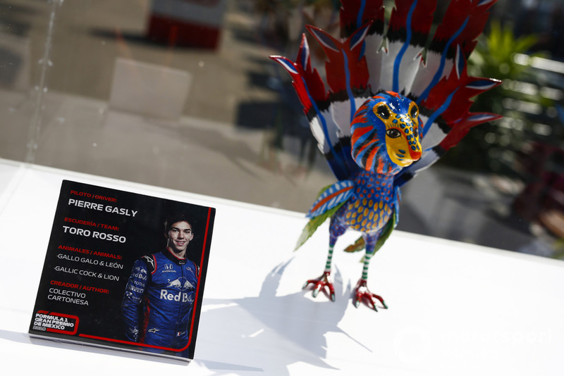La table de Pierre Gasly pour la séance d'autographes