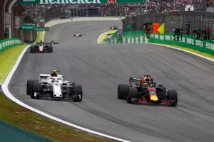Daniel Ricciardo, Red Bull Racing RB14, Charles Leclerc, Sauber C37. 