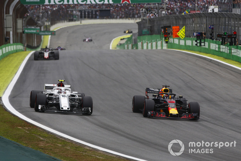 Daniel Ricciardo, Red Bull Racing RB14, dépasse Charles Leclerc, Sauber C37.